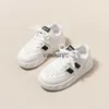 Sneakers Girls Sportschoenen Childrens Ademende casual 2024 Nieuwe jongens Little White Soft Sole Medium tot grote trend H240411