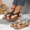 Kledingschoenen 2024 vrouwen platte zomer luxe ontwerper Rhinestone Sandals Diamond Elegant Glitter Beach Boho Style Wedge