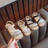 Sandals Girls 2023 Été Nouvelle petite fille Princess Chaussures coréen édition décontractée Anti Slip Beach Childrens Flat H240411