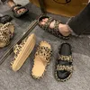 Kapcie 2024 Letnia damska platforma drukująca lampart lamparta swobodny gęste podeszwa sandały wewnętrzne i zewnętrzne parowe buty plażowe