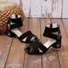 Sandalet etnik tarzı işlemeli orta topuklu kadınlar 2024 Yaz All-Match kalın topuk zarif retro açık ayak ayakkabıları