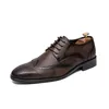 Casual Shoes Men Business Lace Up Oxfords Classic Brogue Brand Bekvämt modeläder för bröllopsfest