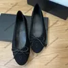 24SS dames ballet schoenjurk schoenen klassieke canvas loafers glijden op espadrilles meisjes glijbanen zwart rood blauwe muildieren buiten vrije tijd schoen zomers slippers casual schoen