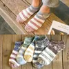 Herrensocken 5 Paare 2024 Model Kurzer Knöchel Baumwoll-College-Stil Linien Schwarze lässige Socken Größe 39-43 Hip Hop Frauen