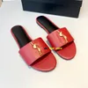 Metalliska guldläder glider tofflor Fashion Luxury Designer Womens Sandals 2024 Summer Flat Heels Sandale Ladies Mules Beach Shoes Claquettes