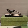 15A 2024 Fashion Brand Luxury Sandales plates pour femmes délicates délicates confortables Clip plat à bout de chaussures Spaghetti Stracts de femme