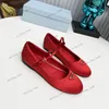 Designer Shoes Triangle Silk Mary Jane Brand Designer Ballet Flats dames dames echte lederen slip op ballerina luxe ronde teen sandalen slingback rijden flat