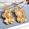 Bengelen oorbellen groothandel mode bloemvormige metalen gesimuleerde parel drop hoogwaardige gouden kleur sieraden accessoires voor vrouwen