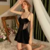 Femmes Sexy Jupe Nouveau Automne Velvet d'hiver Sexy Pajamas V Couce mince avec poitrine Pure Désir Style Home Sangle suspendue Pyjamas amusant