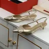 Nowy stopa wysoko w kształcie litery V Rhinestone Valenstino Summer Women Buty Proste buty Burzacz metalowy wieczór wszechstronne sandały vbuckle obcasy srebrne nlfe