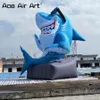 Anpassad 8MH (26ft) med fläkt Uppblåsbar rolig haj som sitter på stenens uppblåsbar hajmodell för annons eller underhållning