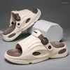 Chaussures décontractées Men Slippers Summer 2024 Eva Platforms Soft Soxe Sandals Sandales intérieures de marche extérieure de marche des tongs de plage