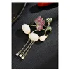 Broszki lekkie luksusowe różowe lotos inkrustowane cyrkontassel broszka perła seedheart styl stylów metalicznych miedzianych akcesoria