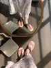 Kupki klamra paska klapka flop tkana jedyna letnia estetyka 2024 Kobiety okrągłe palce zwięzły moda na plażę wypoczynek luksus