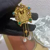 Retro Heavy Industry Watch Brooch Medieval Style Temprament Comse Pins Pins Tassel Pearl подвеска для ювелирных изделий 240411