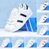 Femmes superstar hommes chaussures décontractées designer super étoiles sneakers formes baskets basse baskets blanches Fashion Flat Trainer Triple White Black University Red Foundation