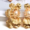 Bengelen oorbellen groothandel mode bloemvormige metalen gesimuleerde parel drop hoogwaardige gouden kleur sieraden accessoires voor vrouwen