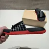 Mężczyźni Czerwone Dna Kapcia Designer Sandały Mężczyźni Slajdy Płaskie buty Summer Spike Red Grube Sole Outdoor Sandal Rozmiar 39-46