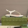 15A 2024 Fashion Brand Luxury Sandales plates pour femmes délicates délicates confortables Clip plat à bout de chaussures Spaghetti Stracts de femme