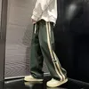 Velluto a velluto a strisce laterali widleleg pantalone uomini coreano moda hip hop cargo sciolto sport dritti sport esterni in esecuzione 240411