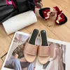 Chaussures de créateurs pour femmes sandales luxueuses couleurs massives vintage pantoufles d'été femme plate à talon bas pantoufle rose rose argent noir sliders décontractés