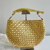 Designer Sardine Woven Bag axelväska gjord av äkta kohudmaterial med metallhandtag och klassisk vävning i kombination med elegant och fashionabla konststorlek 32 cm