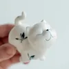 Creative HandPainted Butterfly Orchid Ceramic Tea Pet White Porslin Hovelly Cat Ornaments Lovely Play Table Decorations 240411