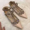 V Pandalı Valenstino Pompası Yaz Yeni Tasarımcı Ayakkabı Aile Sığ Ağzlı Düz ​​Etiket Perçin Topuk Yumuşak Sole Tek Saplama J7NB