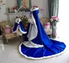 Royal Blue Christmas Bridal Wrap Cloak Winter Bridal Cape 96 tums satin med vit päls trim reversibel huva capecloak för forma6991721