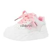 Sneakers Girls Sportschoenen Childrens Ademende casual 2024 Nieuwe jongens Little White Soft Sole Medium tot grote trend H240411