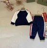 Klasyki Bodysuit Bodysuit Baby Tracksuits Rozmiar 73-120 cm niemowlęta garnitur Designer Nowonarodzone z kapturem z długim rękawem i spodnie sportowe 24 kwietnia