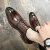 Freizeitschuhe echte Ledermänner Oxford Business Luxus Männer Brogue Schnürung italienische Moccasins Zapatos Hombre