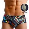 Swimons de maillots de bain masculins triangulaires Lignes de couleur élastique Push Up Pad Swimsuit avec tasse Briefs de natation de la couverture de couverture