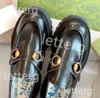 Supotos de abelhas de grife feminino Manomotores de plataforma de calçados casuais com fivela de fivela de metal solas grossas femininas lady garotas de luxo de couro sapatos casuais