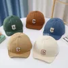 Lettre C Broidered Baseball Catch pour bébé simple Soft Brim Infant Peak Paped Summer Ajustement Coton Kids Sun Sun