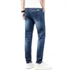 Jeans masculin 2024 Youth Slim Blue Casual Stretch Stretch Pantals Pantalons avec décoration scratch 28-36 Taille peut choisir