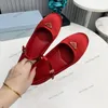 Designer Shoes Triangle Silk Mary Jane Brand Designer Ballet Flats dames dames echte lederen slip op ballerina luxe ronde teen sandalen slingback rijden flat