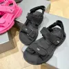 Women Beach Pink Monefer Brand Bale Slide 2024 Nowy turystów basen baseny Sujerze Sudery Luksusowy projektant sandałowy Mule Mule Spacer Casual Shoes Czarne sandale mężczyźni