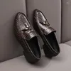 Sapatos casuais 2024 vestido masculino deslize no designer de couro formal machine masculino calçados de escritório masculino