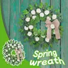 Decoratieve bloemen zomer witte hortensia kransdecoratie kleine groene blad deur hangende rattan buitenkerstmis met licht