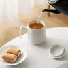 Tassen 1PC kreativ 500 ml Tee Wasser Trennung Filter Tasse mit Deckel weiße schwarze Becher Keramik Hauszimmer Büroversorgungen tragbares Geschenk