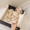 Sandals Sapatos Childrens 2023 Verão New Hollow Open Lace Rivet Classic Childrens Fashion Girl Princess Simple Low Boots J240410