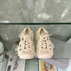 Designer Sandaler 2024 Trendiga nya hålskor Hål ut stranden Kvinnor Strappy Gladiator Sandaler Gummi Material Soft Sole