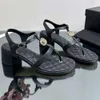 2024 Frühlings-/Sommer -neue kleine, duftende Bogenschuhe mit Metallschnalle und Diamantgitter Prise Toe Dicke Fersensandalen für Frauen