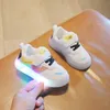 أحذية طفل LED للأولاد Girls Toddler Shoes for Kids Soft Bottom Sneakers with LED Lights Flowing Tenis 240409