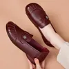 Casual Shoes Spring och Autumn Moms True Sime Soft Leather Sole Single Bekväm platt bottenko Middle äldre icke -slip