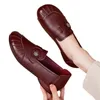 Casual Shoes Spring och Autumn Moms True Sime Soft Leather Sole Single Bekväm platt bottenko Middle äldre icke -slip