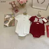 Klassiker Neugeborene Overalls Kids Designer Kleidung Kleinkind Bodysuit Größe 59-90 cm Perlenknopf Säuglingskriechanzug 24APRIL