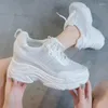 Fitnessskor 2024 Kvinnor kilplattform gummi brogue spets upp hög häl ökar vita silver sneakers zapatos de mujer plataforma