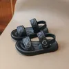 Sandalen 2024 Zomer nieuwe meisjes kleine geurige wind zachte zool open teen sport mode anti slip strandschoenen prinses trend H240411